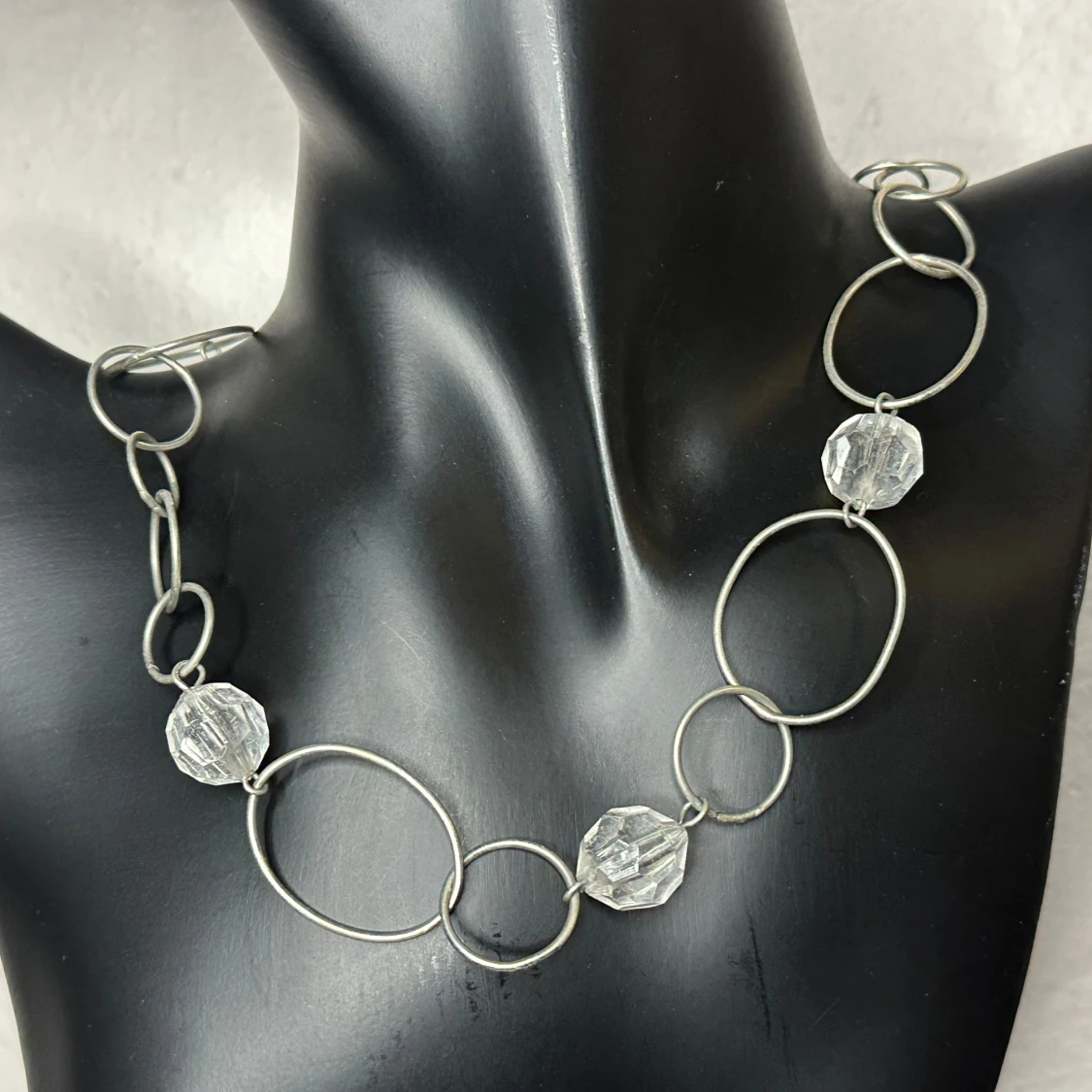 Vintagehalsband med glaspärlor och skulptural metall Retro  - 1