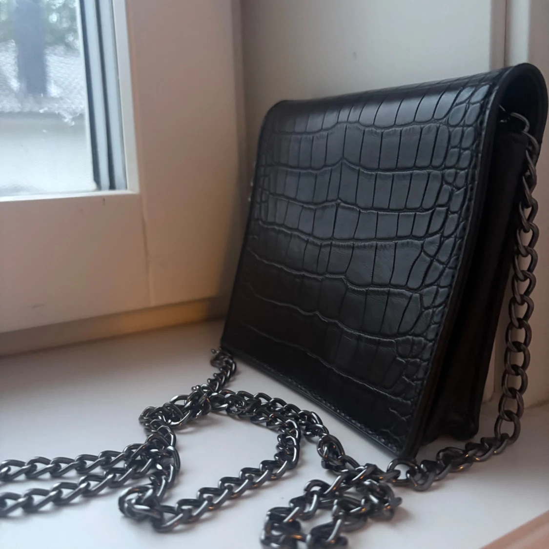 Svart axelväska i croco från NA-KD - 1