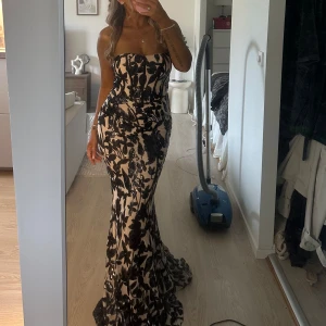 Bal/Aftonklänning - Klänningen är helt ny, bara använd på ett bröllop. Jag är 166 cm och har även klackar på bilden så känningen är lång. beige på undertyget och svarta paljetter i mönster. Nypris: 749 kr