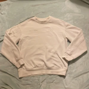 Beige tröja i storlek S, bra kvalité - Säljer en beige tröja i storlek S. Den är i väldigt bra skick – inga hål, fläckar eller andra skador. Mjuk och bekväm med bra kvalité. Perfekt för vardag!