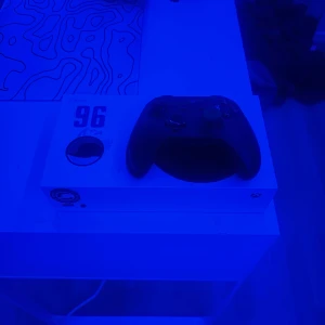 xbox series s - säljer mitt xbox series s med en konsol använt i 1,5 år funkar jätte bra sladdar följer med pris kan diskuteras🙌.