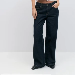 Mörkblå wide jeans - Snygga mörkblå jeans med breda ben. Klassisk femficksmodell i jeansmaterial, perfekt för en avslappnad och trendig look. Passar till sneakers eller boots. Endast använt engång