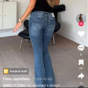 True religion jeans  - Så fina jeans från true religion!! Från nelly i modellen ultra low waist🩷 Uppsydda så passar någon runt 160!! Super skick🩷 I storlek w23