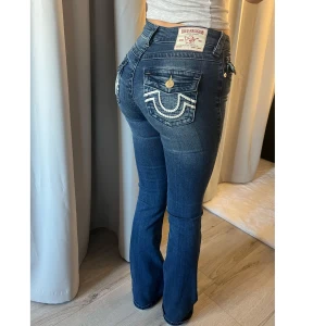 True Religion Becca Bootcut Jeans - Snygga blå bootcut jeans från True Religion, modell Becca Mid Rise. Säljer eftersom dom inte kommer till användning. De är i nyskick, endast använda 1 gång och köptes för 1699 kr