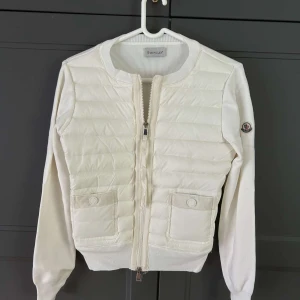 Vit cardigan jacka från Moncler - Moncler cardigan i mycket fint skick, tags medföljer, storlek s, såklart äkta, priset kan diskuteras vid snabb affär. Kom med bud☺️