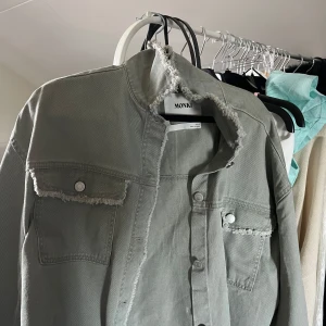 Grön jeansjacka  - Säljer denna fina gröna jeansjackan ifrån Monki, den är använd 1 gång och säljer endast för att jag inte vill ha den längre.