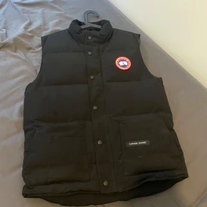 Canada goose väst  - Jätte bra skicka storlek S men hade passat M också 