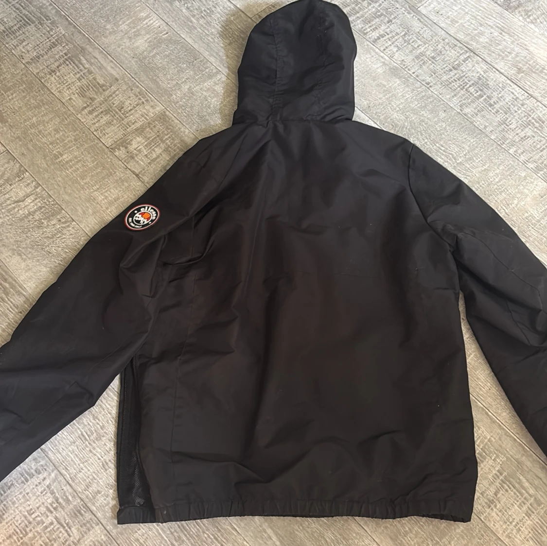 Svart vindjacka från Ellesse med luva - 1