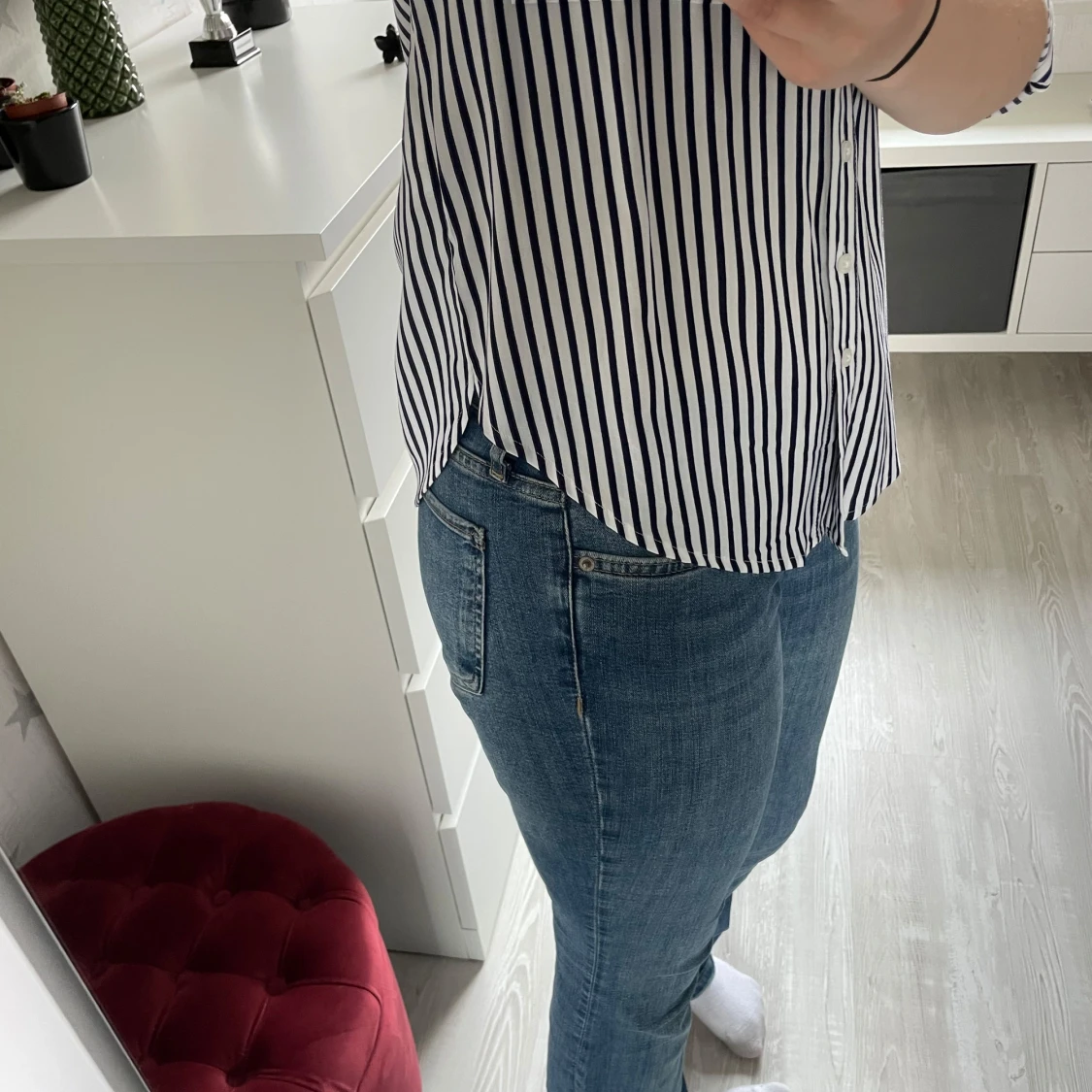 Randig vit och blå skjorta med knappar - 1