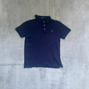Mörkblå Polo Ralph Lauren pike  - Jag Säljer en fet pike från Polo Ralph Lauren| skicket på tröjan är bra 8/10 | storlek m | ny pris 2000: mitt pris är 349 | skriv vid frågor och funderingar     27  