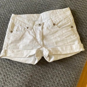 Vita jeansshorts med uppvik - Snygga vita jeansshorts med klassisk femficksdesign och uppvikta benslut. 36 cm tvärs över, 27 cm i längden! ❤️