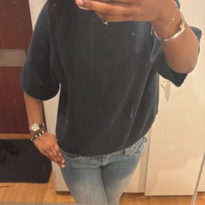 Stickad trekvart från Lager 157 - Fin stickat tröja i mörkblågrön isch färg!! 💞