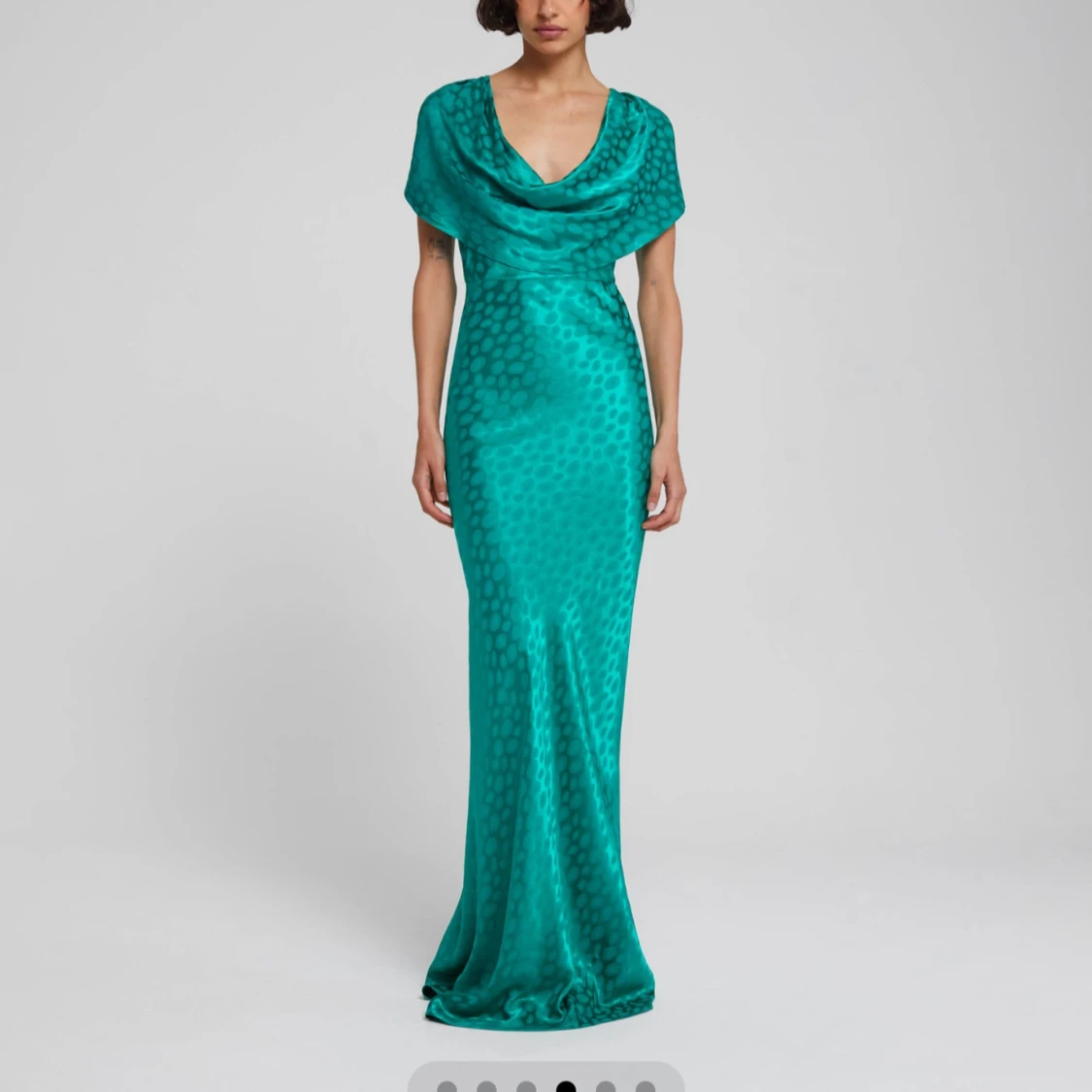 Grön långklänning i satinlook