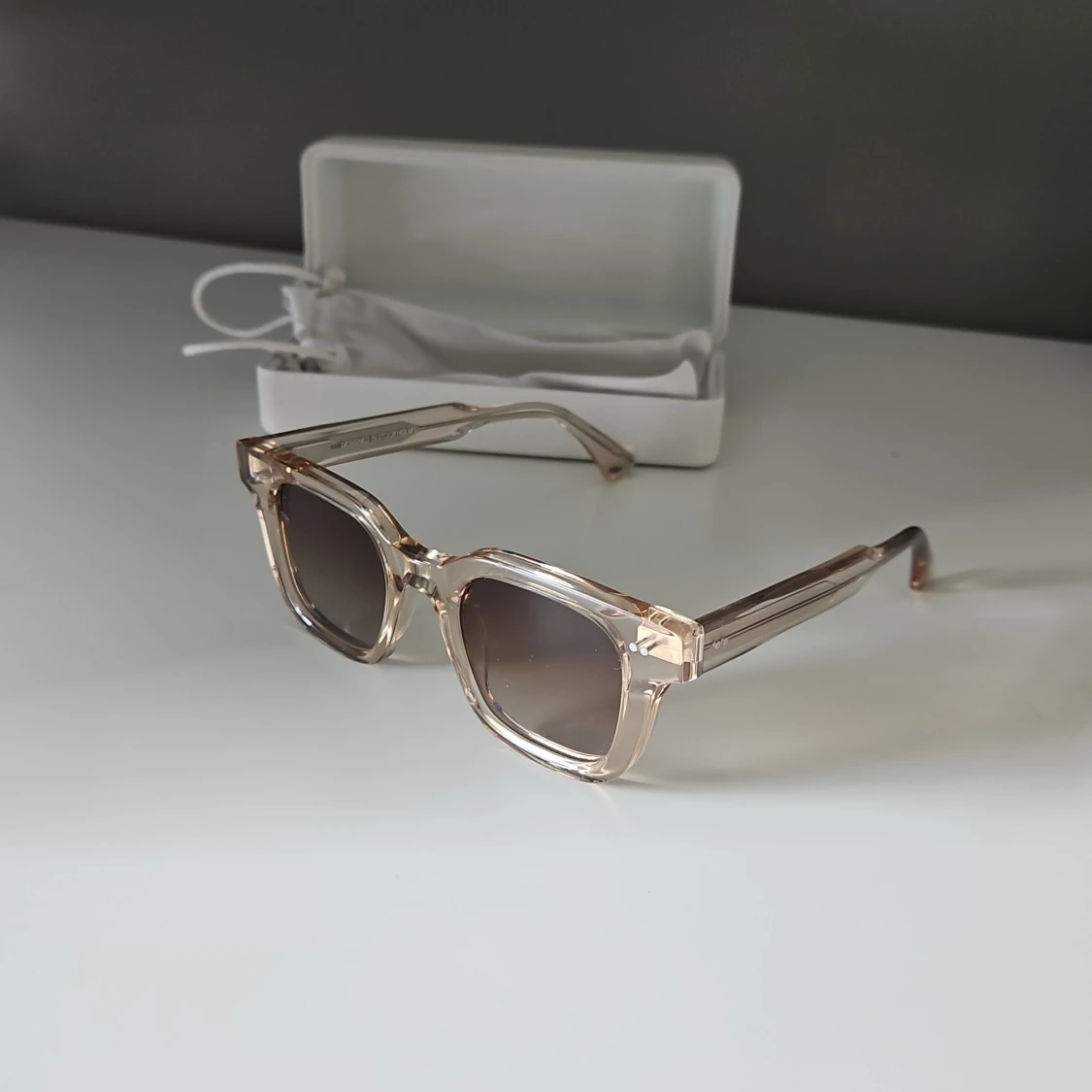 Beige fyrkantiga solglasögon Chimi - 1