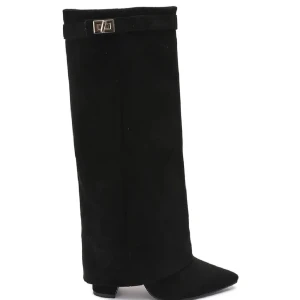 Fold over boots - Snygga svarta fold over boots i mocka med spetsig tå och klack. Stövlarna har en dekorativ rem med metallspänne upptill och dragkedja på insidan för enkel på- och avtagning. Perfekta för att lyfta din outfit med en stilren touch!🥹🥰💝