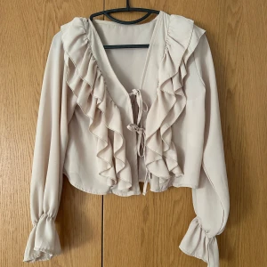 Volang blus - Säljer en beige volang blus!!🤍🤍