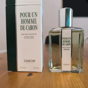 Pour Un Homme de Caron EdT 75ml - Klassisk Eau de Toilette från Caron Paris, Pour Un Homme de Caron. Volym: 75 ml. Tillverkad i Frankrike. Knappt använd. Kartongen luktar lite sommarstuga men annars i nyskick. Enligt vad jag har kunnat läsa mig till är flaskan tillverkad 2008 eller 2018. Den blev reformulerad 2022. Tom Fords signature scent 🔥