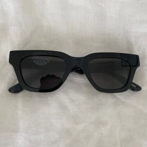 CHIMI solglasögon Manta - Snygga svarta solglasögon från CHIMI, modell Manta. Kommer med originalfodral och tygpåse. Använda endast en gång då jag fick de i present, och formen inte passar mig. Nypris 1400kr