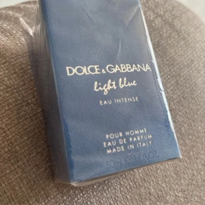 Dolce & Gabbana Light Blue Intense - Fräsch och maskulin parfym, Light Blue Eau Intense Pour Homme från Dolce & Gabbana. 50 ml Eau de Parfum med toner av citron, aquatiska noter och clary sage. Kommer i en stilren blå kartong med guldtext. Perfekt för dig som gillar fräscha och energiska dofter.