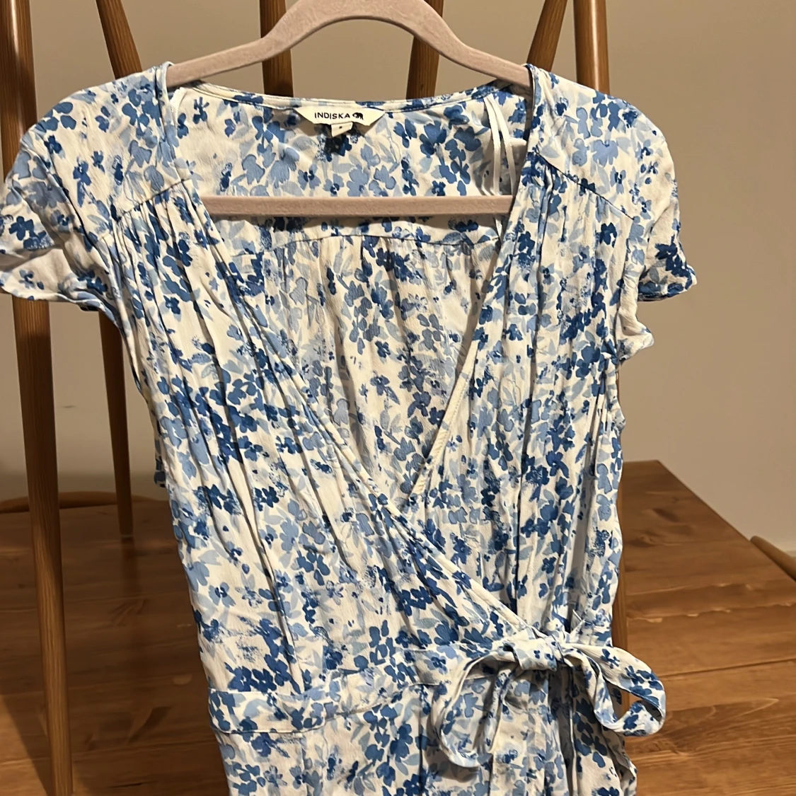 Blommig omlottklänning från Indiska - 1