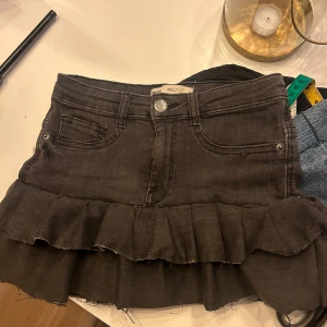Svart volangkjol i jeans från Molly - Supersnygg svart jeanskjol  med volangkant, gjort den själv 