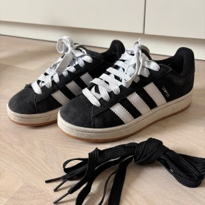Adidas Campus  - Jag säljer mina adidas campus då de inte kommer till användning. De är i storlek 36 2/3. De är väl vårdade under användningar. Jag har kvar de svarta snörena som kom med när jag köpte om man skulle vilja ha dem! köpare står för frakt! pris går att diskutera