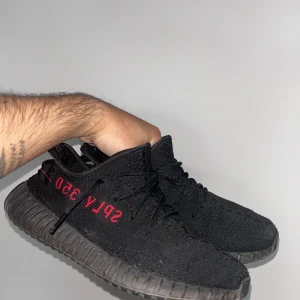 Adidas Yeezy Boost 350 V2 Black Red - Säljer ett par Adidas Yeezy Boost 350 V2  skick 6/10