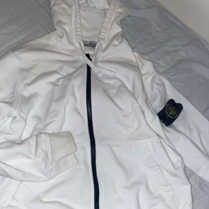 Stone Island zip  - Jag använder den inte längre, den är jätte bra skick. Tyvärr inga byten och priset är som det är! 