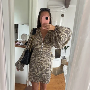 Zebramönstrad kortklänning från Adoore - Säljer en oanvänd adoore klänning i storlek 34 då jag inte längre kan skicka tillbaka💖💖