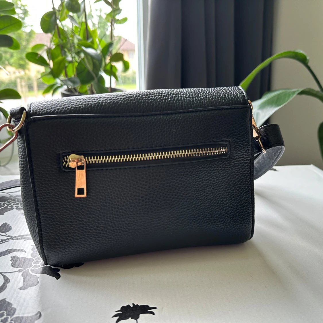 Svart axelväska i skinn med gulddetaljer - 1