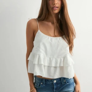 Volangtopp från Nelly - Säljer denna supersöta topp från nelly. Den här helt ny! Har endast provats och inte används eftersom att den inte passade mig. Skriv för fler bilder. Egna bilder på 3 & 4! Pris kan diskuteras :) 