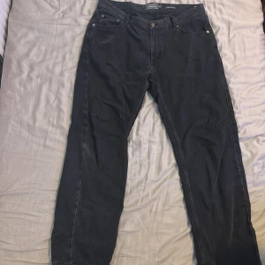 svarta raka jeans - Säljer ett par baggy svarta jeans väldigt bekväma med små skador lite här o där. 36/32 i storlek, pris går att diskutera.