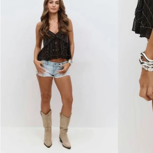 Ljusblå jeansshorts med fransig kant - Snygga ljusblå jeansshorts med rå fransig kant och klassiska bakfickor. Modellen är lågmidjad och har en avslappnad passform. Perfekta för varma dagar och ger en cool vibe till din outfit.