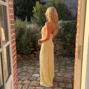 Klänning NAKD - Säljer denna drömmiga klänning ifrån NAKD, Moa Mattssons kollektion. Helt slutsåld, använt en gång✨
