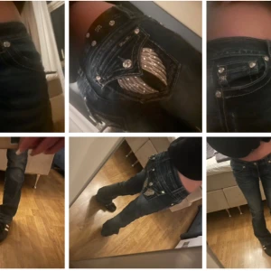 Mörkblåa miss me jeans med detaljer - Säljer ett par mörkblå jeans från miss me med ikoniska vita kontrastsömmar och snygga fickdetaljer med silverfärgade knappar och broderi. Modellen har låg midja och raka ben, samt coola detaljer på bakfickorna som sticker ut.