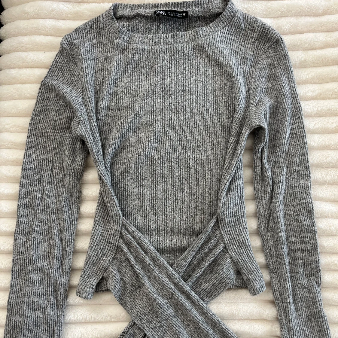 Grå ribbad tröja med knyt från Zara - 1