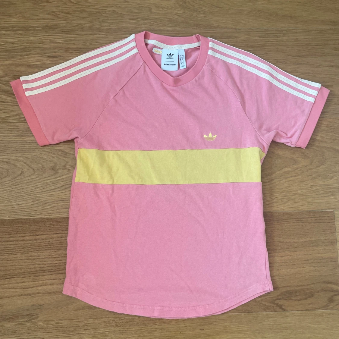 Adidas x Wales Bonner rosa t-shirt