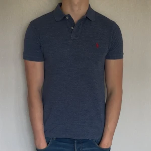 Ralph lauren pike - Storlek M slimfit så skulle säga att den passar S | modellen är 184 cm lång och väger ca 78 kilo (för liten för modellen) Skick 9/10