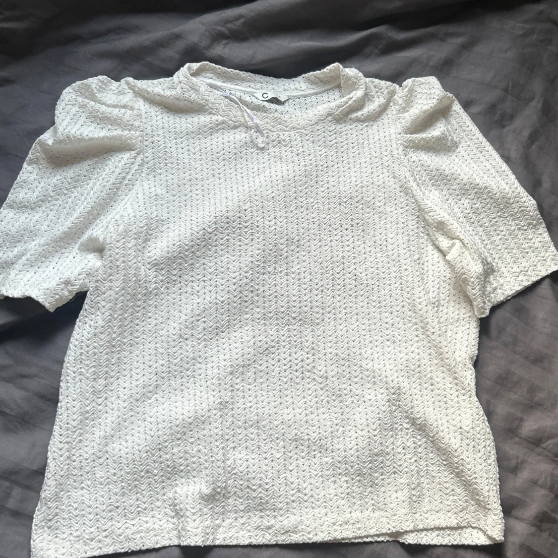 Vit blus med puffärm