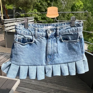 Jeanskjol med volang - Jättefin jeanskjol jag sytt om från ett par gamla jeans! Midjemått i knapphöjd: 35cm, längd fram: 28cm och längd bak: 31cm🫶