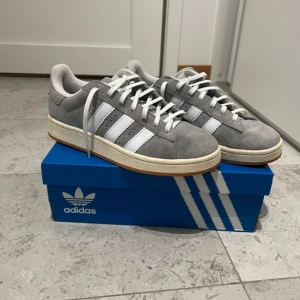 Grå adidas campus sneakers - Gråa adidas campus sneakers i storlek 42 2/3. Sparsamt använda och i mycket bra skick