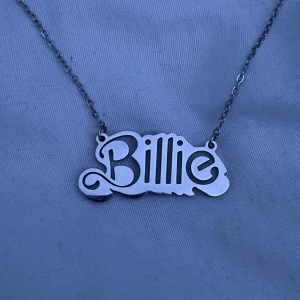 Billie Eilish Halsband - Säljer en billie eilish halsband som jag fick som present av min syster 💕 Helt ny, aldrig använt.