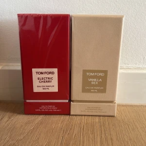 Tom Ford Electric Cherry & Vanilla Sex - Två exklusiva parfymer från Tom Ford: Electric Cherry i röd förpackning och Vanilla Sex i beige förpackning, båda Eau de Parfum 100 ml. Snygga, lyxiga boxar med tydlig märkning och elegant design – perfekt för dig som vill sticka ut med doft.