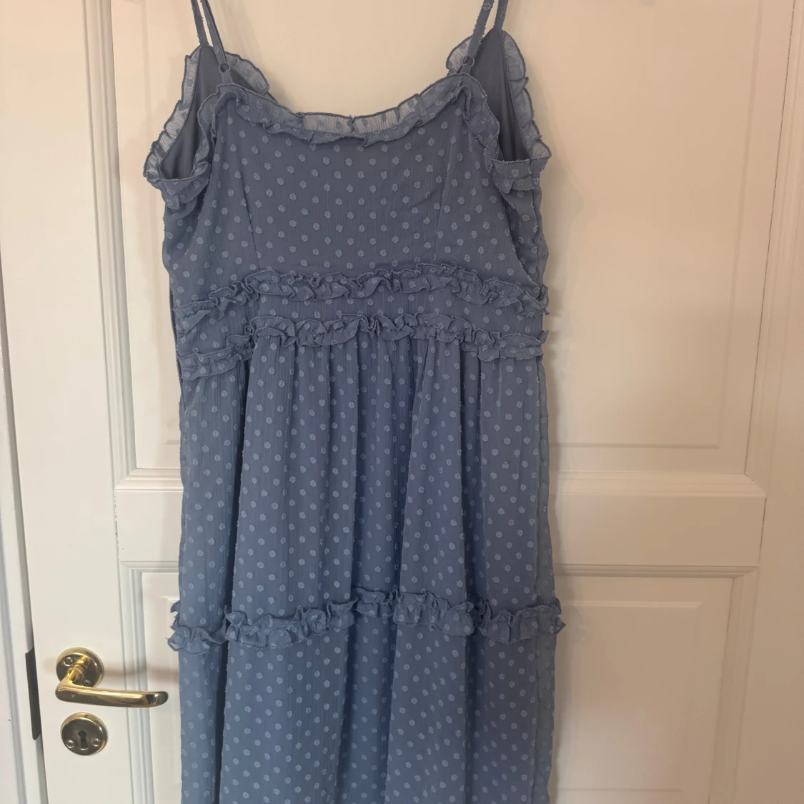 Blå klänning med volanger - 1