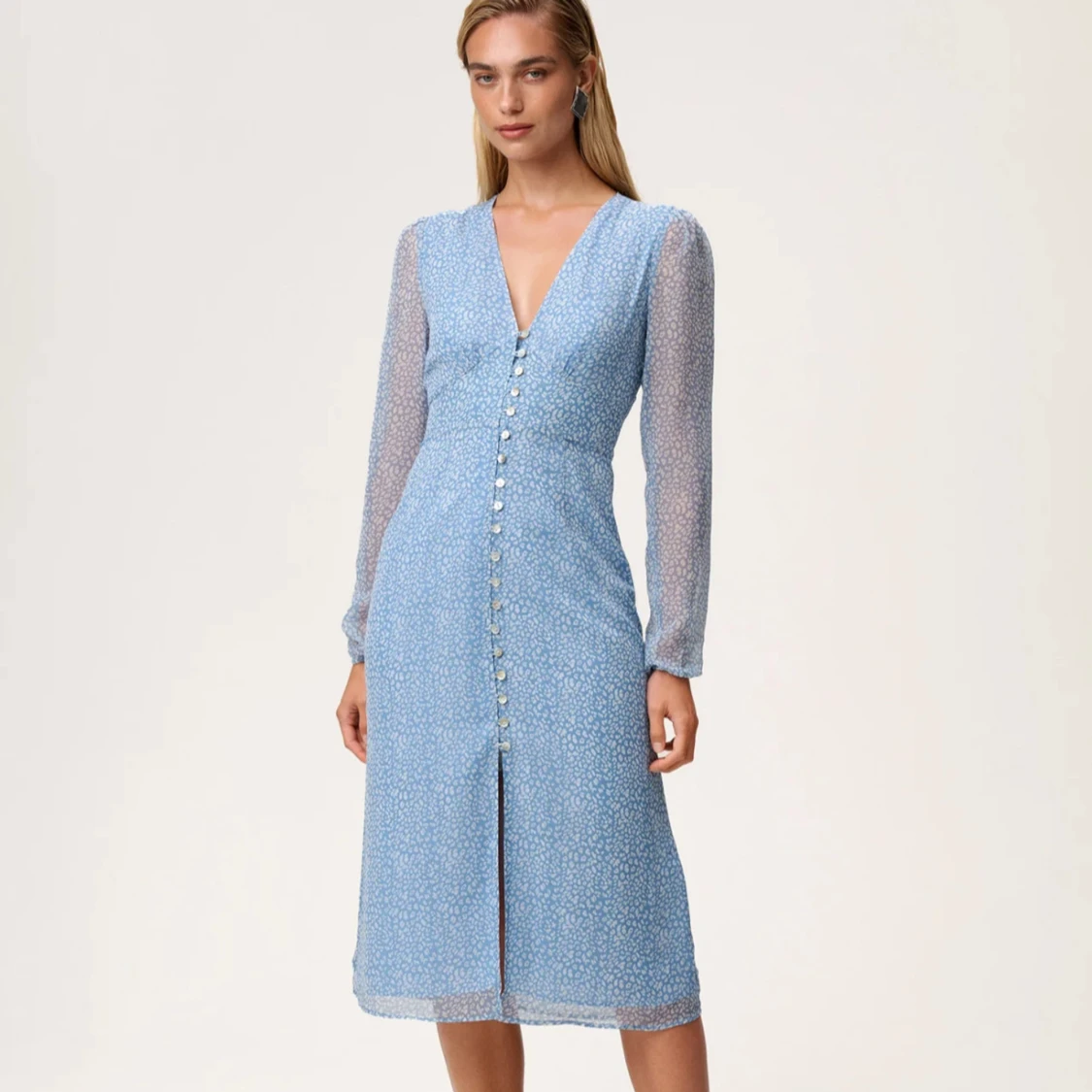 Adoptera Blå blommig långklänning med knappar