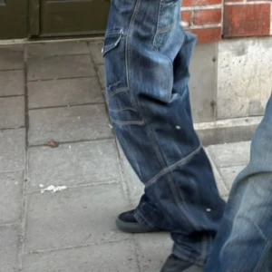 unika baggy jeans -  baggy jeans i mörkblå denim med coola sömdetaljer och fickor framtill. skick 8/10. skriv om du vill ha mått eller fråga om nåt annat😁
