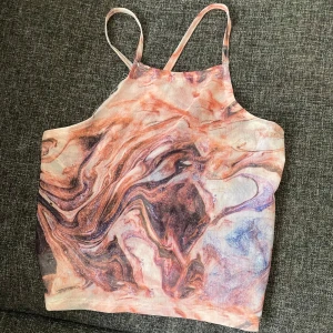 Mönstrad linnetopp - Säljer en snygg linnetopp med ett unikt mönster. Toppen har smala axelband och en rak passform. 