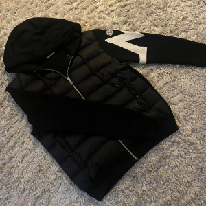 Moncler cardigan  - Hej säljer den här sällsynta cardigan som är jätte svårt o få tag på, har inga defekter och säljer på grund av storleken, ett litet hål vid armhålan men inte stort, för mer information skriv dm! L fast passar även som M