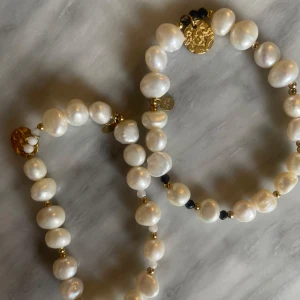 Pearl love bracelet by Jolima (2 pieces)  - Två By Jolima bracelets, använda vid en stylingsession, så gott som nya. Säljs tillsammans. 