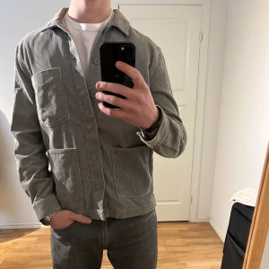 These Glory Days Overshirt  - Säljer denna sjukt snygga Overshirten från These Glory Days⭐️ Färgen är grå och storleken är M⭐️Jackan har inga defekter och skicket är utomordentligt🙌🤝 Sjukt najs passform och material också⭐️🙌 Tveka inte på att höra av er dig vid minsta fråga eller fundering😊